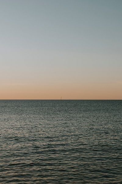 Blick auf den Horizont während der goldenen Stunde Ibiza, Segelboot von Manon Visser