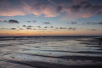Kleurig strand vlak na zonsondergang van Paul Veen