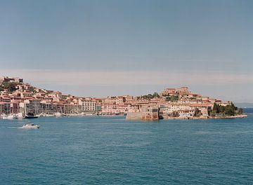 De pastelkleurige haven Portoferraio op Elba, Italie van Alexandra Vonk