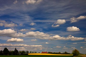 Lentekleuren, wolken, blauwe lucht van Dieter Ludorf