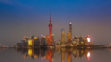Shanghai Skyline tijdens zonsondergang van Remco Piet