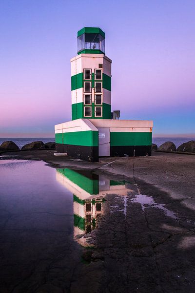 Phare sur le Zuidpier à IJmuiden après le coucher du soleil par Martijn Schruijer