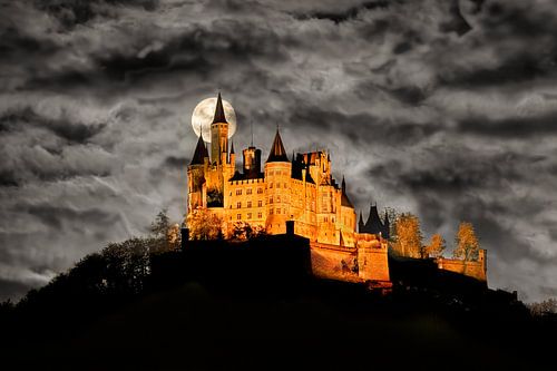 Château Hohenzollern dans le Bade-Wurtemberg avec lune montante
