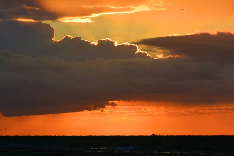 Sonnenuntergang mit stimmungsvollem Himmel am Strand von Kühlungsborn von Heiko Kueverling