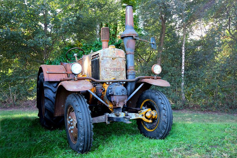 I.A.M.E. EL PAMPA T01 Industria Argentina Traktor aus dem Jahr 1954 von Peter Kraaibeek Fine Art