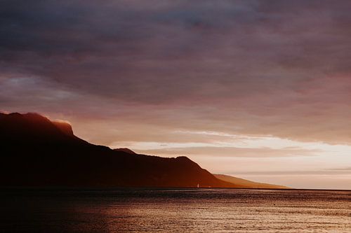Zwitsers meer in de Alpen tijdens zonsondergang