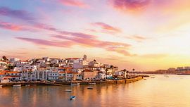 Ferragudo in pastelzonsondergang. van Z6Focus