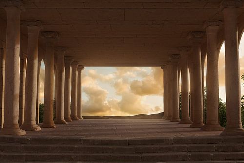 Oude stoa met Ionische zuilen en uitzicht op het wolkenlandschap