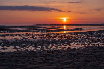 Lever de soleil dans la mer des Wadden sur l'île d'Amrum sur Rico Ködder