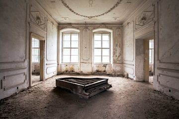 Verlaten Piano in het midden van de kamer van Michel Nicolaes