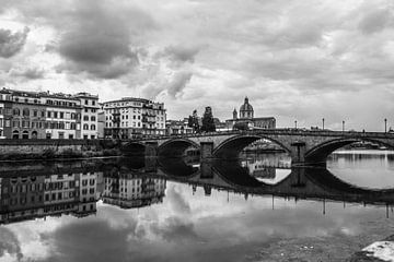 Florence, weerspiegeling in het water van Tess Groote