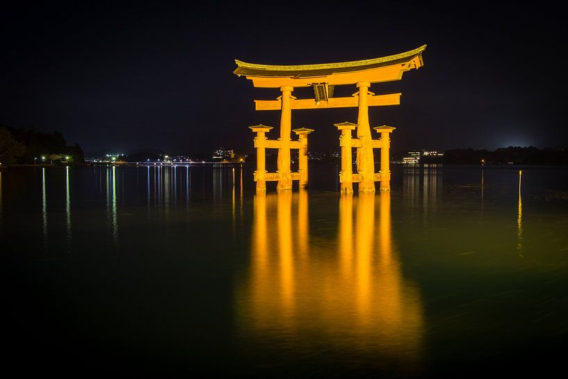 Le sanctuaire d'Itsukushima, Miyajima, Japon, la nuit par Marcel Alsemgeest