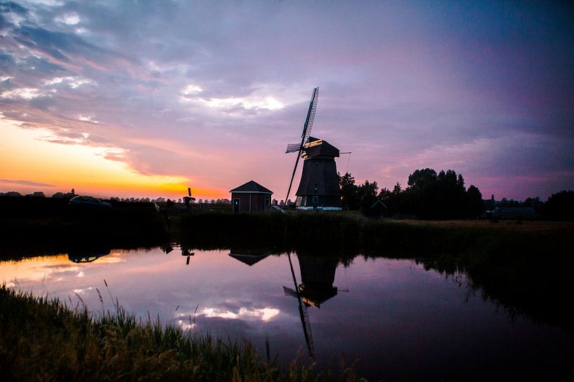 Sonnenuntergang auf einem Deich in Westfriesland mit einer Windmühle im Hintergrund von Lindy Schenk-Smit