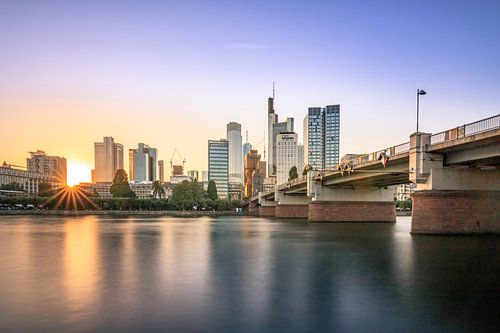 Frankfurtse skyline zicht bij zonsondergang