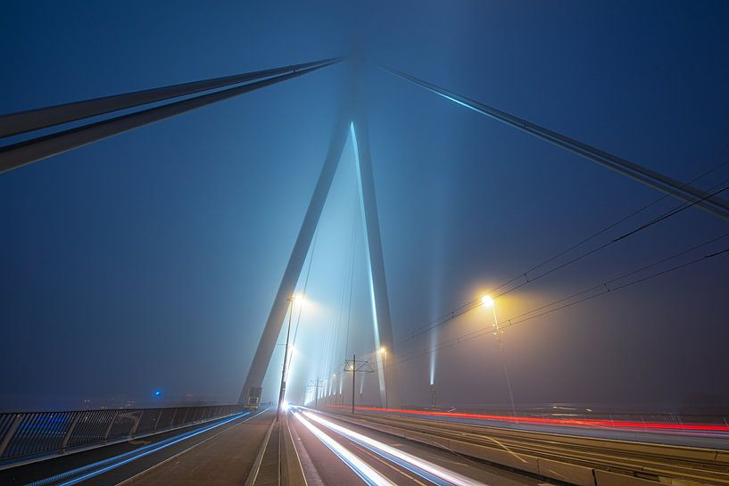 Neblige Erasmusbrücke, Rotterdam. von Patrick Hartog