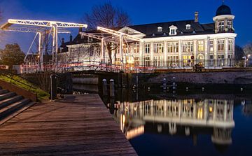 Abendansicht der Abel-Tasman-Brücke und der nationalen Währung in Utrecht