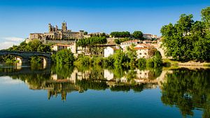 Spiegelung von Altstadt und Kathedrale von Beziers im Fluss Orb in Südfrankreich