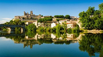 Weerspiegeling van de oude stad en kathedraal van Béziers in de rivier de Orb in Zuid-Frankrijk van Dieter Walther