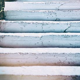 Eine weiß-blaue Treppe auf Kreta von Patricia Hofmeester