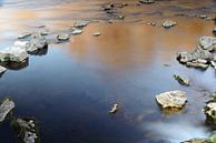 In het rustige water liggen grote stenen van Ulrike Leone thumbnail