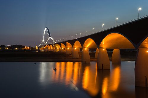 De Oversteek, Nijmegen, bij avond