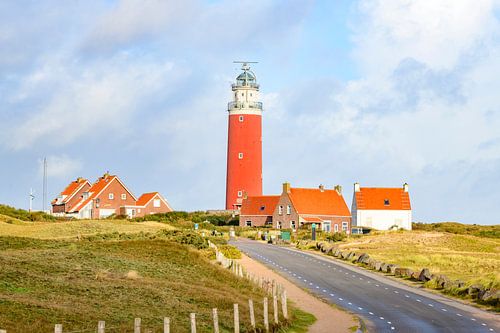 Vuurtoren van Texel in de duinen tijdens een stormachtige herfstochtend