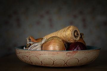 Soupe de légumes dans un bol en terre cuite sur Irene Ruysch