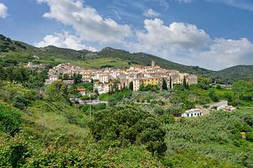het dorp Rio nell`Elba,Elba-eiland,Italië van Peter Eckert