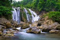 Felsen vor einem Wasserfall