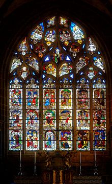 Buntes Kirchenfenster in Locronan