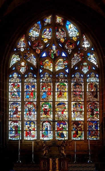 Buntes Kirchenfenster in Locronan von Leopold Brix