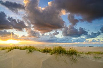 Coucher de soleil sur la plage de Texel avec dunes de sable au premier plan sur Sjoerd van der Wal Photographie
