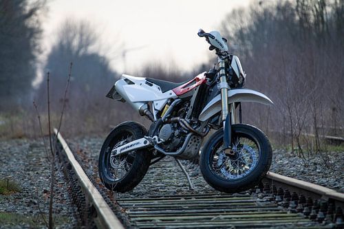 Husqvarna SMR 510 supermoto op verlaten treinrails