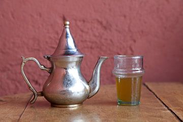 Traditionele theepot en theeglas in Marrakesh Morocco van Frans Rombout