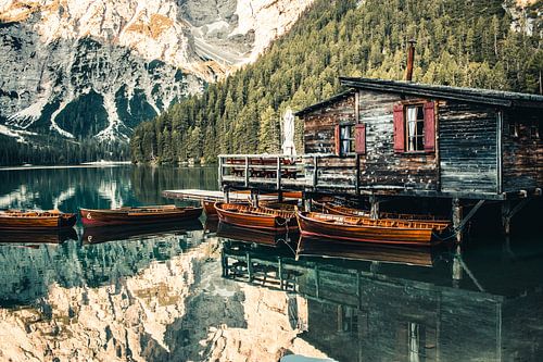 Bergmeer Lago di Braies in de Dolomieten, Italië