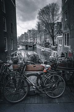 Traditionele huizen en bruggen in Amsterdam