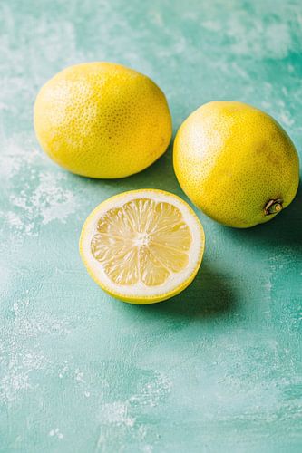 citroenen stilleven op azuurblauwe achtergrond