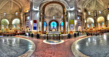 Verticaal panorama van het interieur van de kathedraal Basílica de la Virgen de los Milagros in Caac van Jan Schneckenhaus