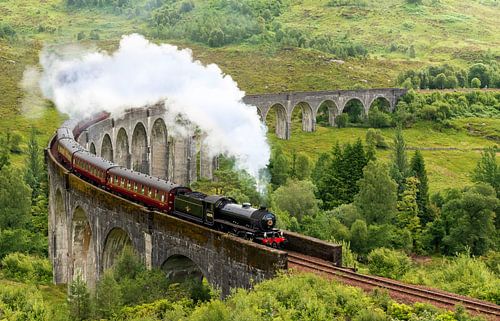Historische stoomtrein 'The Jacobite' op het Glenfinnan Viaduct