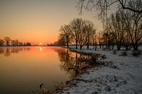 Kalter Sonnenaufgang an der Maas bei Grave