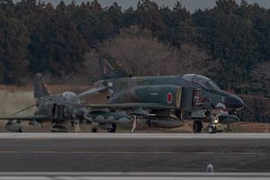 Startaufstellung einer japanischen F-4 Phantom II auf der Hyakuri Air Base.