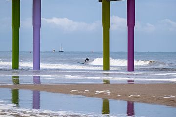 Surfeur en couleur sur Karin van Bylevelt