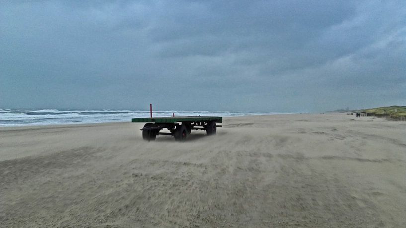 Kar op strand by Rinke Velds