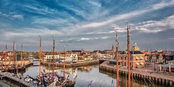 Zicht op de oude havenentree van het historische Friese stadje Harlingen in het avondlicht 