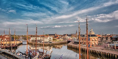 Zicht op de oude havenentree van het historische Friese stadje Harlingen in het avondlicht 
