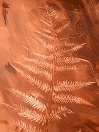 Botanical fern branch in warm terracotta tones by Studio Pieternel