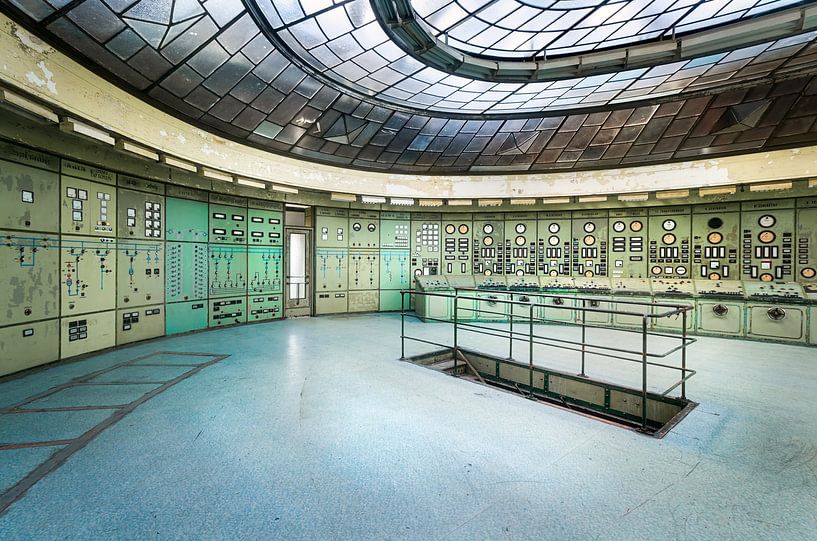 Controle Kamer in Kelenfold Energie Centrale. van Roman Robroek - Foto's van Verlaten Gebouwen