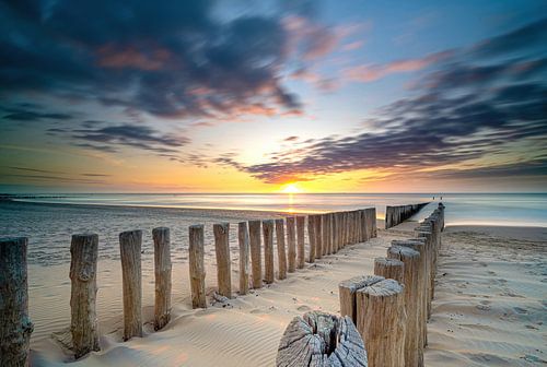 Houten zeewering op het strand van Zeeland