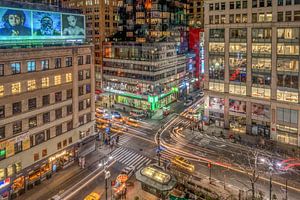 New York Streets – Farbenfrohe Nachtfotografie von Manhattan als Wanddekoration