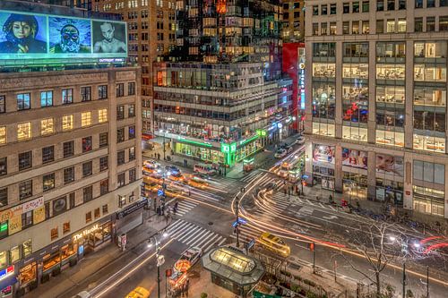 New York Streets – Kleurrijke Nachtfotografie van Manhattan als Wanddecoratie